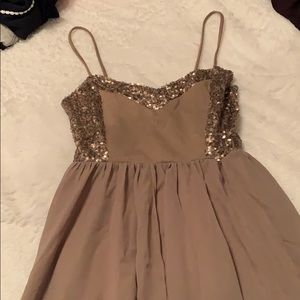 Sleeveless dress with sequence